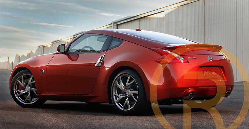 Спорткар от Nissan 370Z - вид сзади.