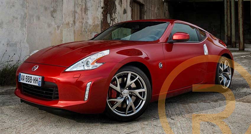 Спорткар от Nissan 370Z -вид спереди.